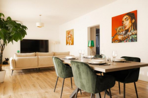 Deluxe Central Apartment Large - Free Parking